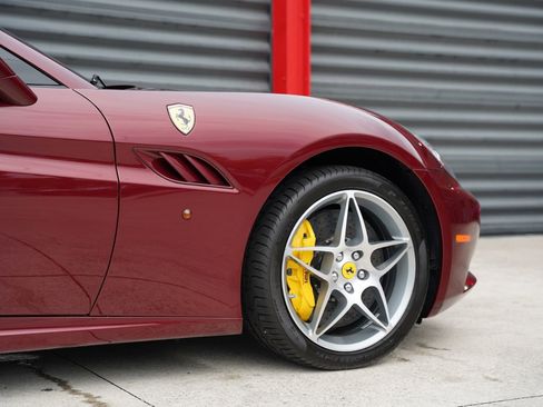 Used 2010 Ferrari California RWD image 5