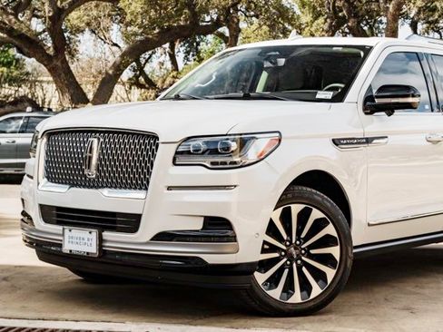 Used 2022 Lincoln Navigator Reserve image 3