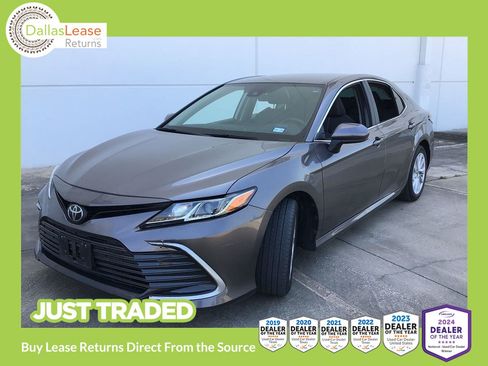 Used 2022 Toyota Camry LE FWD image 1