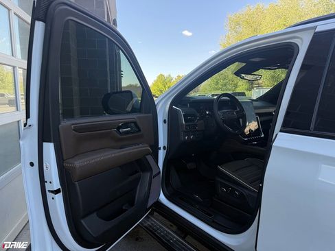 Used 2026 GMC Yukon Denali Ultimate AWD/4WD image 36