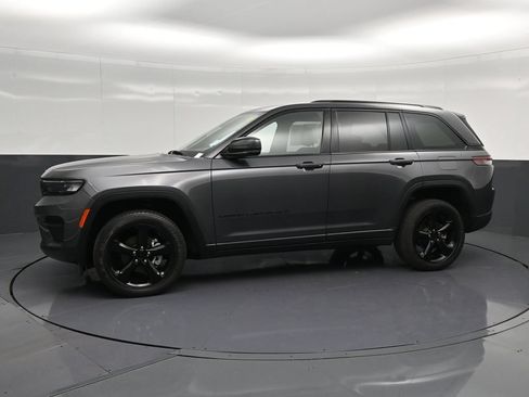 Used 2023 Jeep Grand Cherokee Altitude AWD/4WD image 7