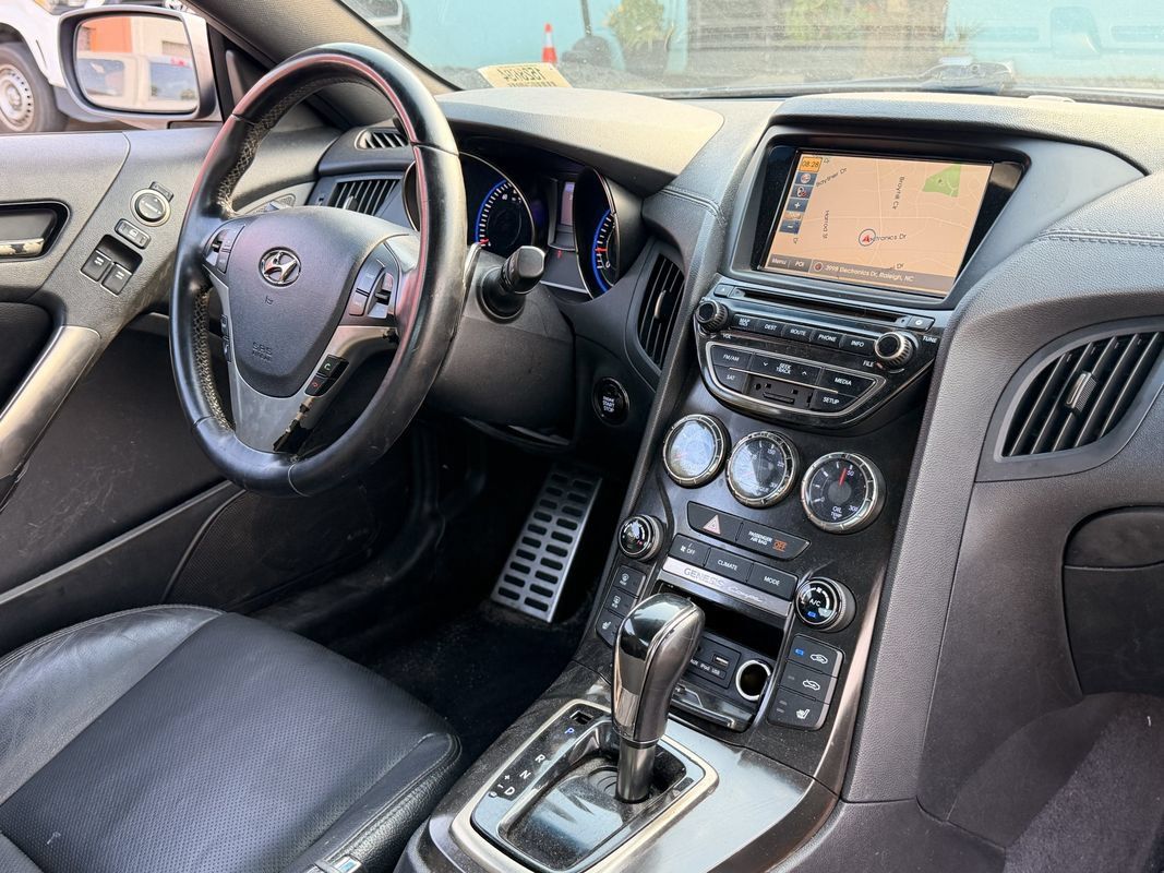 Used 2015 Hyundai Genesis 3.8 RWD image 11
