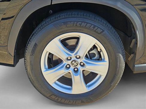 Used 2023 Toyota Highlander LE FWD image 24