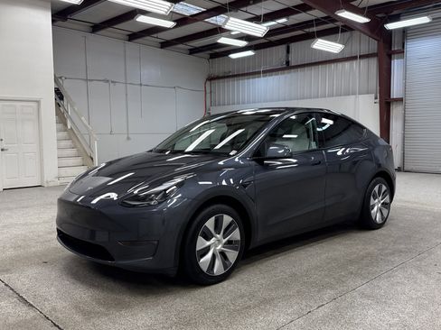 Used 2023 Tesla Model Y Long Range image 1