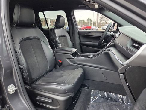 Used 2025 Jeep Grand Cherokee Altitude image 12