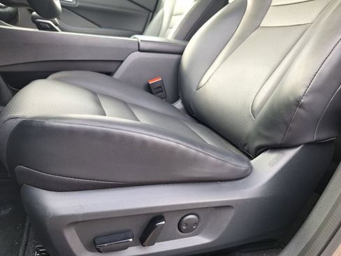 Used 2025 Nissan Rogue SV w/ SV Premium Package image 9