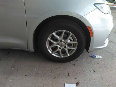 Used 2024 Chrysler Pacifica Touring-L FWD image 7