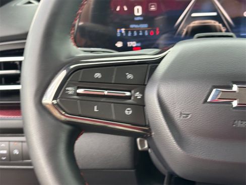 Used 2025 Chevrolet Traverse RS image 18