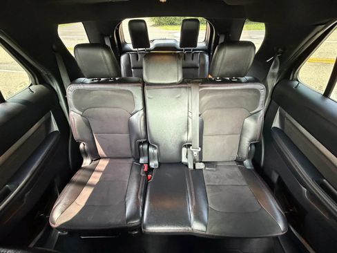Used 2019 Ford Explorer XLT w/ Equipment Group 202A AWD/4WD image 17