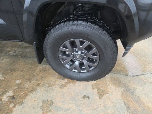Used 2023 Toyota Tacoma SR5 w/ SR5 Appearance Package RWD image 14