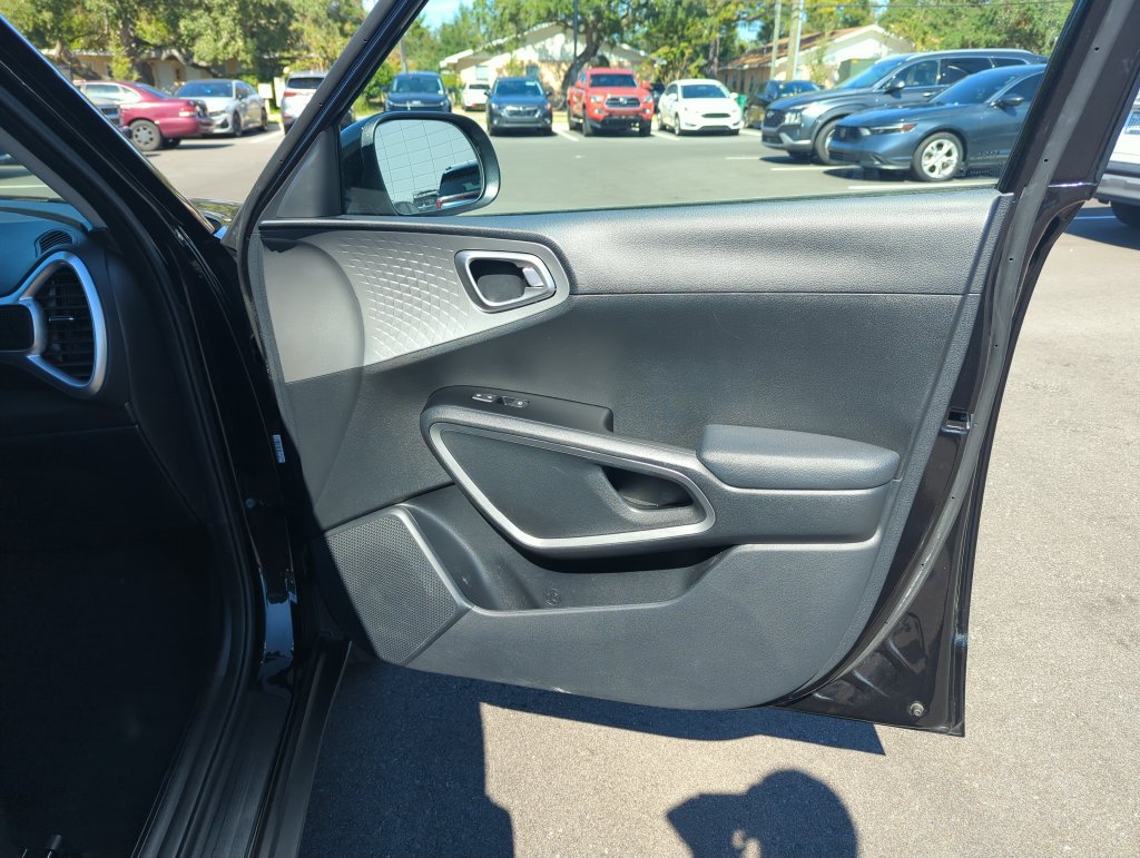 Used 2025 Kia Soul LX FWD image 34