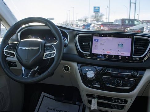 Used 2022 Chrysler Pacifica Touring-L image 18