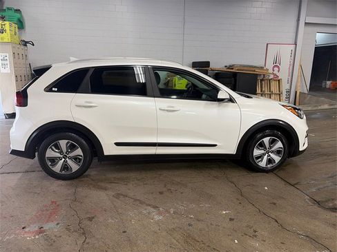 Used 2021 Kia Niro LX image 3