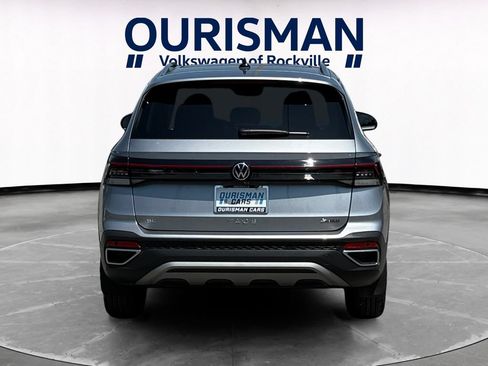Used 2025 Volkswagen Taos SE w/ Panoramic Sunroof Package AWD/4WD image 5