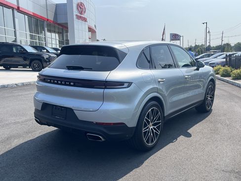 Used 2024 Porsche Cayenne AWD/4WD image 3
