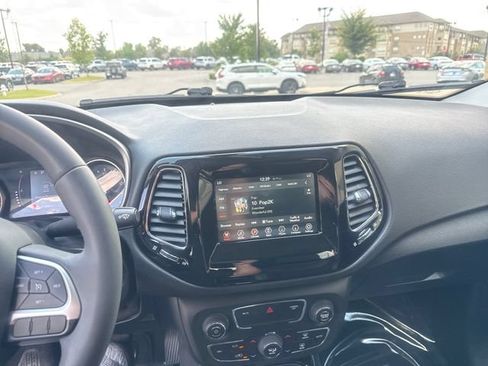 Used 2021 Jeep Compass Latitude w/ Sun and Sound Group FWD image 14