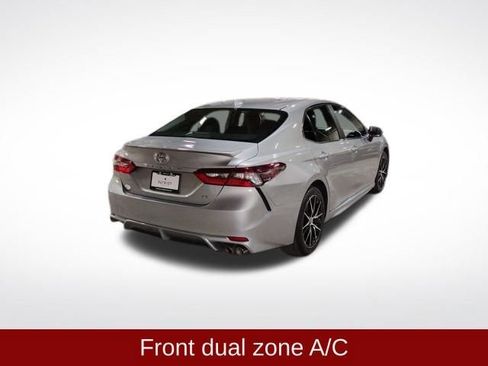 Used 2024 Toyota Camry SE image 3