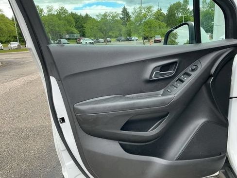 Used 2019 Chevrolet Trax LS w/ Tint and Cruise Package AWD/4WD image 15