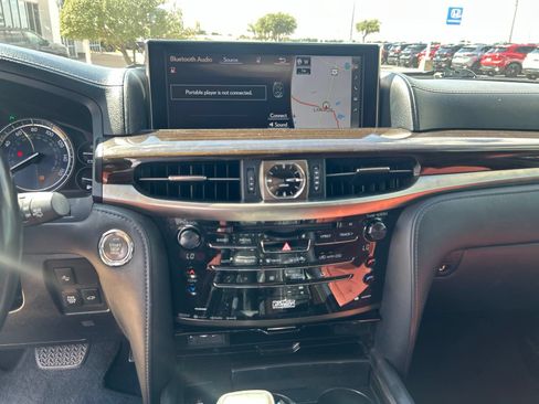 Used 2017 Lexus LX 570 4WD w/ Luxury Package image 13