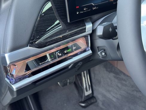 Used 2026 BMW 740i xDrive w/ Premium Package image 13