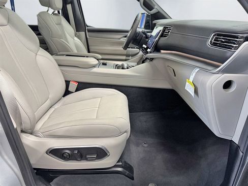 Used 2025 Jeep Wagoneer 4WD w/ Premium Group I image 28