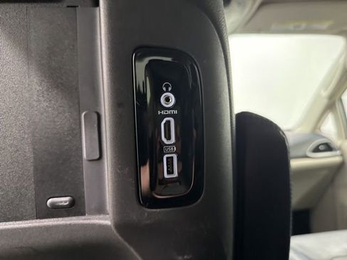 Used 2021 Chrysler Pacifica Touring-L w/ Uconnect Theater Family Group image 25