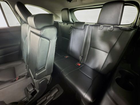 Used 2021 Toyota Highlander XLE image 23