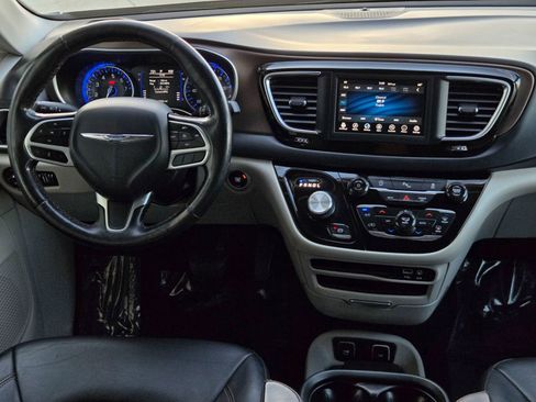 Used 2019 Chrysler Pacifica Touring-L FWD image 30