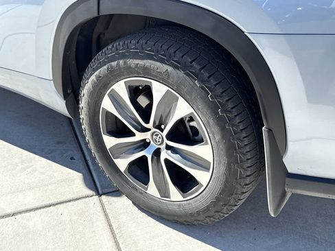 Used 2023 Toyota Highlander XLE image 8