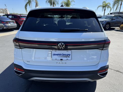 Used 2025 Volkswagen Taos SE image 9