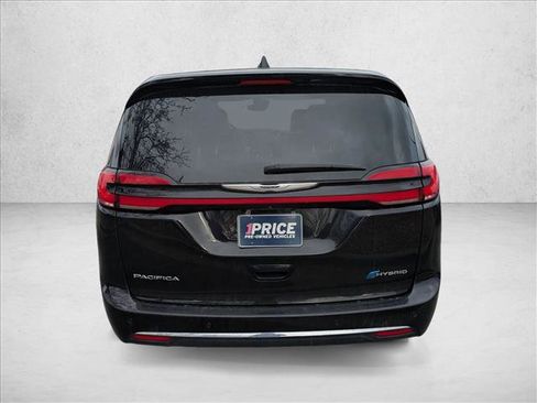Used 2024 Chrysler Pacifica Select image 6
