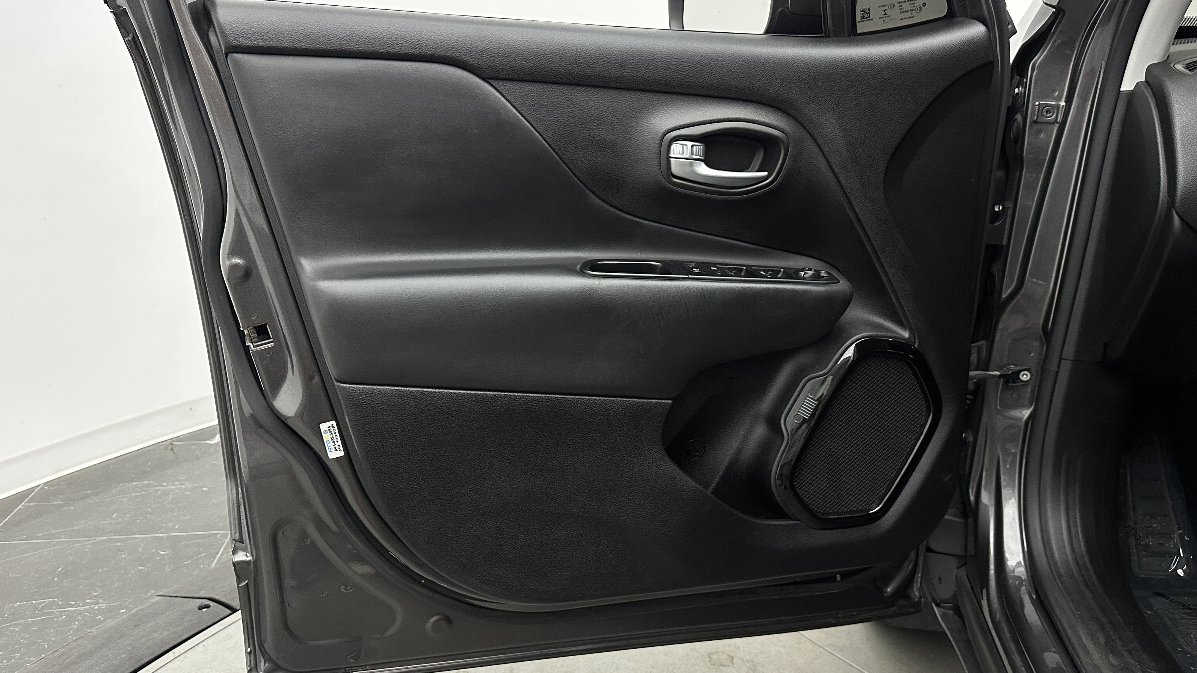 Used 2018 Jeep Renegade Altitude FWD image 12