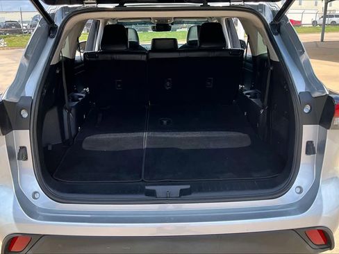 Used 2021 Toyota Highlander XLE FWD image 32