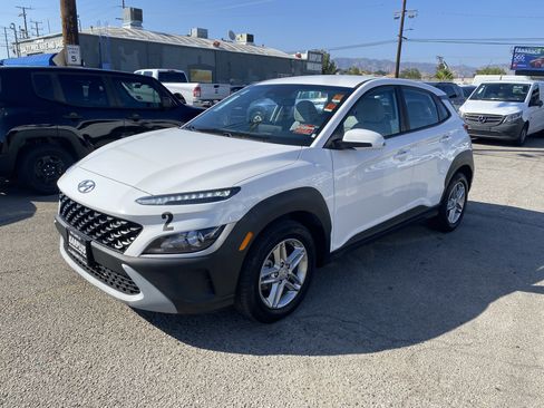 Used 2023 Hyundai Kona SE FWD image 2
