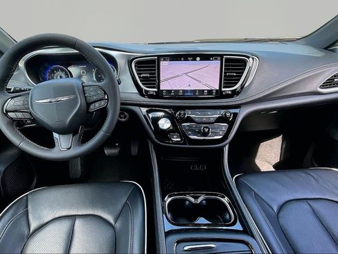 Used 2025 Chrysler Pacifica Limited FWD image 7