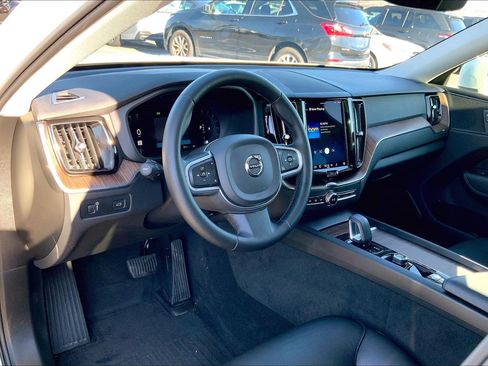 Used 2022 Volvo XC60 B5 Momentum w/ Climate Package image 16