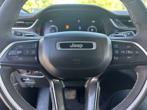 Used 2023 Jeep Grand Cherokee Altitude AWD/4WD image 14