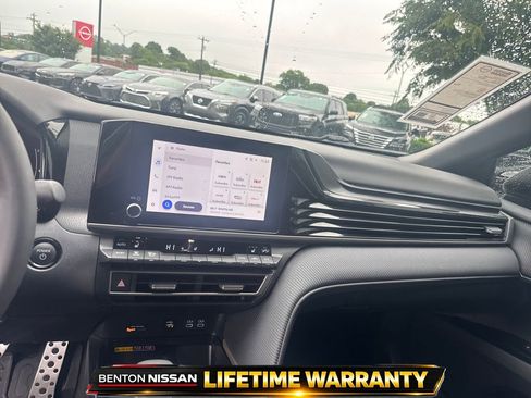 Used 2025 Toyota Camry SE w/ Convenience Package FWD image 16