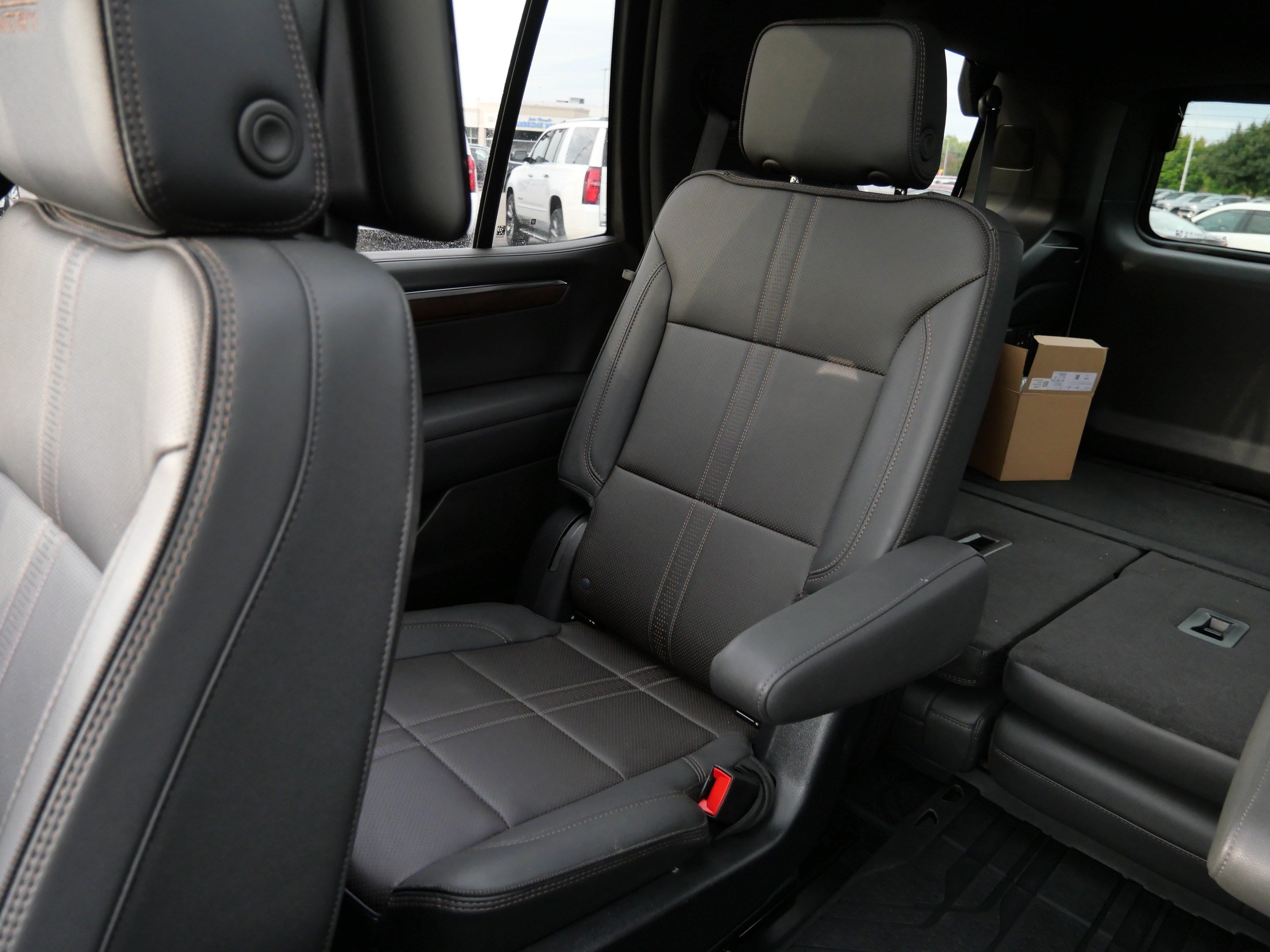 Used 2025 Chevrolet Tahoe High Country AWD/4WD image 12