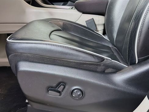 Used 2023 Chrysler Pacifica Limited image 23