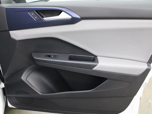 Used 2022 Volkswagen Taos SE image 30