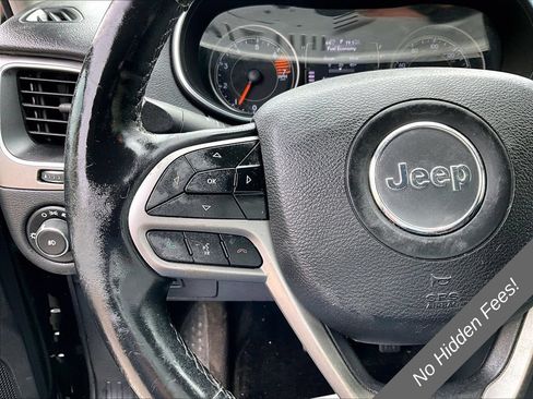 Used 2019 Jeep Cherokee Latitude w/ Cold Weather Group AWD/4WD image 16