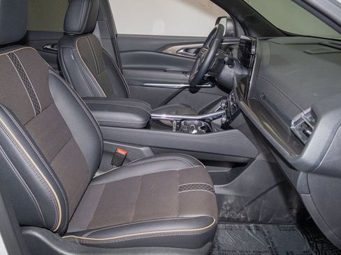 Certified 2025 Chevrolet Traverse High Country image 17