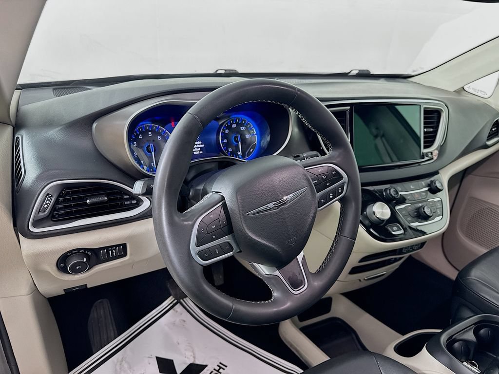 Used 2022 Chrysler Pacifica Touring-L FWD image 10