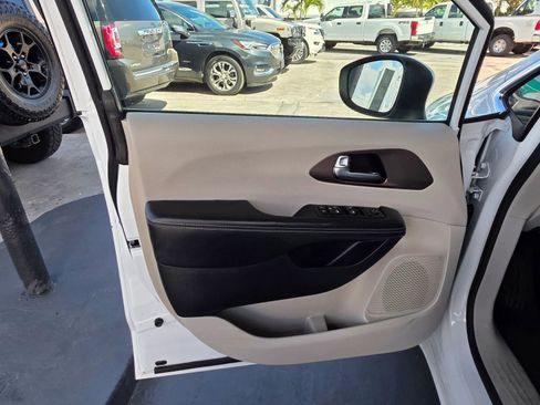 Used 2021 Chrysler Voyager Lxi FWD image 13