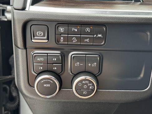 Used 2025 Chevrolet Suburban Z71 image 27