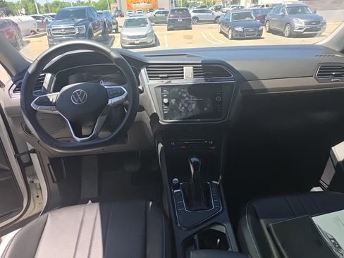 Used 2023 Volkswagen Tiguan SE w/ Panoramic Sunroof Package FWD image 5