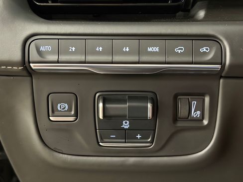Used 2023 Cadillac Escalade Sport Platinum w/ Heavy-Duty Trailer Package AWD/4WD image 17