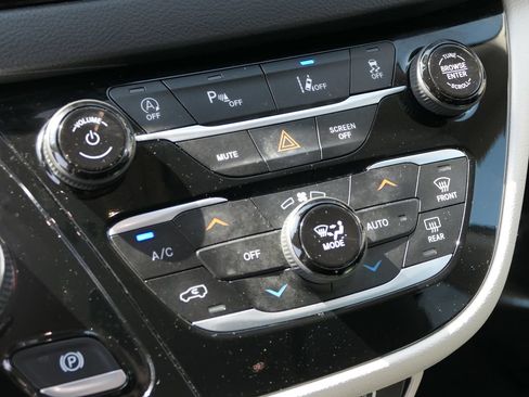 Used 2023 Chrysler Pacifica Touring-L FWD image 21