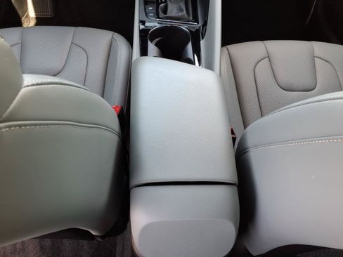 Certified 2025 Hyundai Elantra Limited FWD image 19
